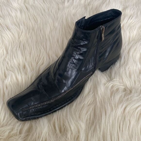 Robert  Black Leather Ankle side zipper Boots Chain Accent Sz 12 Mint Condition - Picture 5 of 12